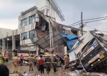 8 people dead so far due to collapse of 3 storey building in Lucknow Building Accident