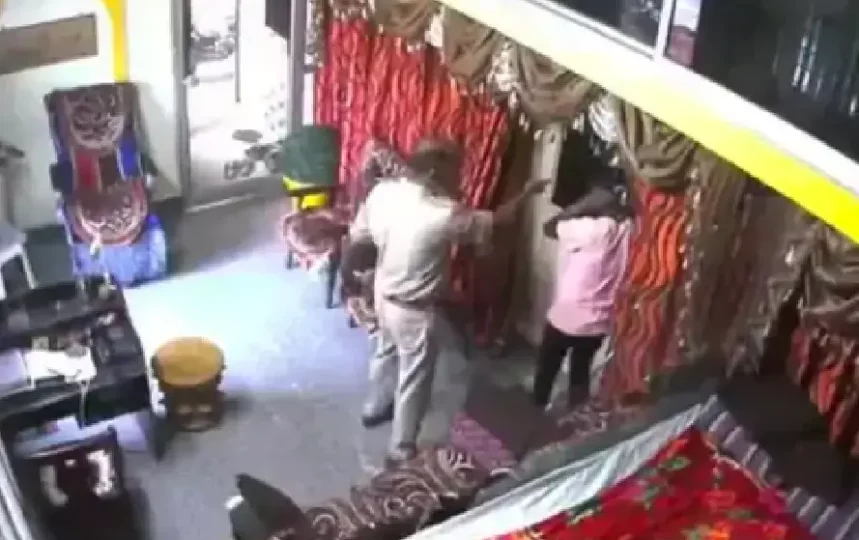 हॉस्‍टल में पुलिस इंस्‍पेक्‍टर ने की छात्राओं से छेड़छाड़, मारपीट