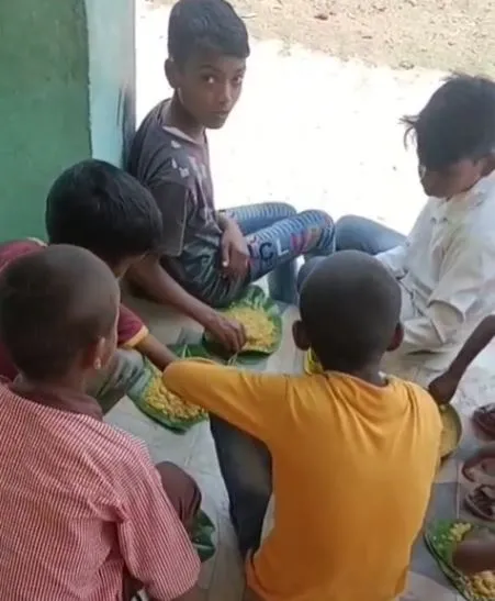 Ayodhya mid day meal leaf video