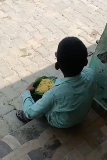 Ayodhya mid day meal leaf