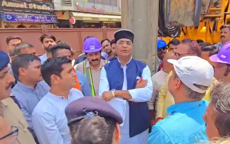 मंत्री विश्वास सारंग ने व्यापारियों और रहवासियों की समस्या सुनी।