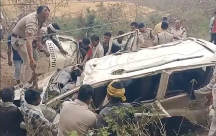चरगंवा के पास ​अनियंत्रित स्कॉर्पियो सोमती नदी में गिरी।